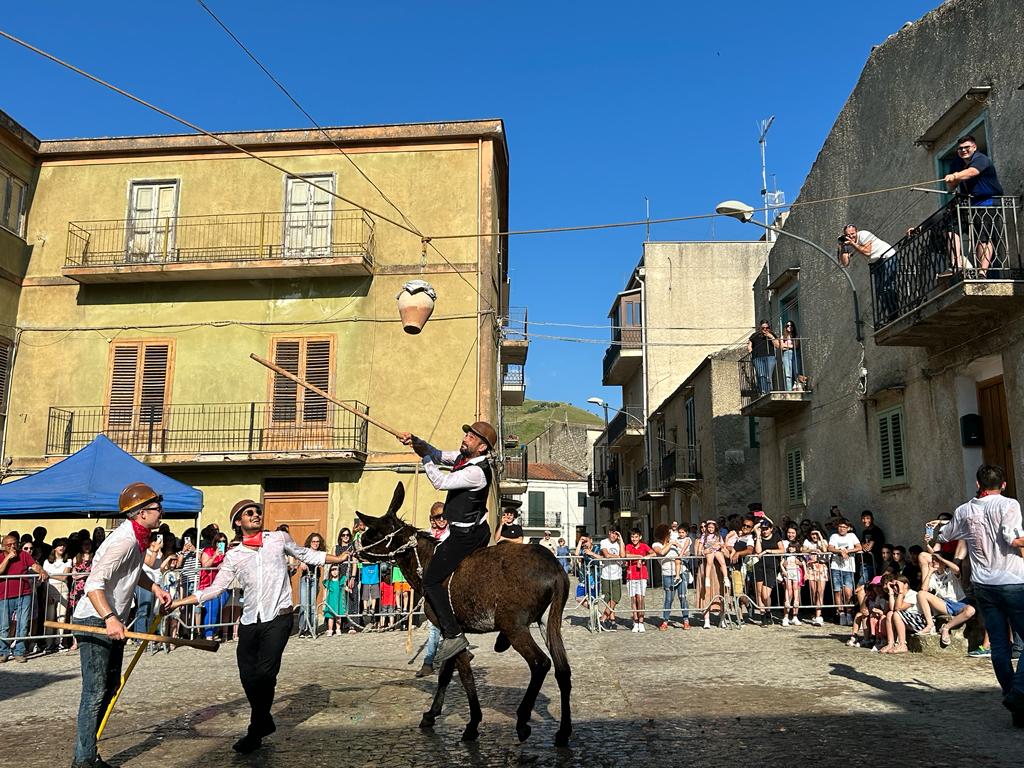 visit palazzo adriano - San Giovanni Battista 'A rumpitina de pignate