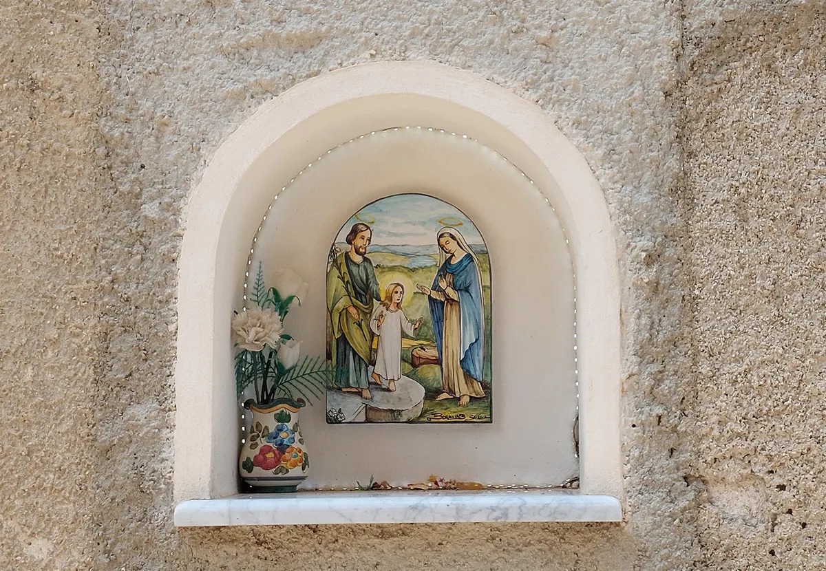 Visit Palazzo Adriano - edicole votive - Sacra Famiglia